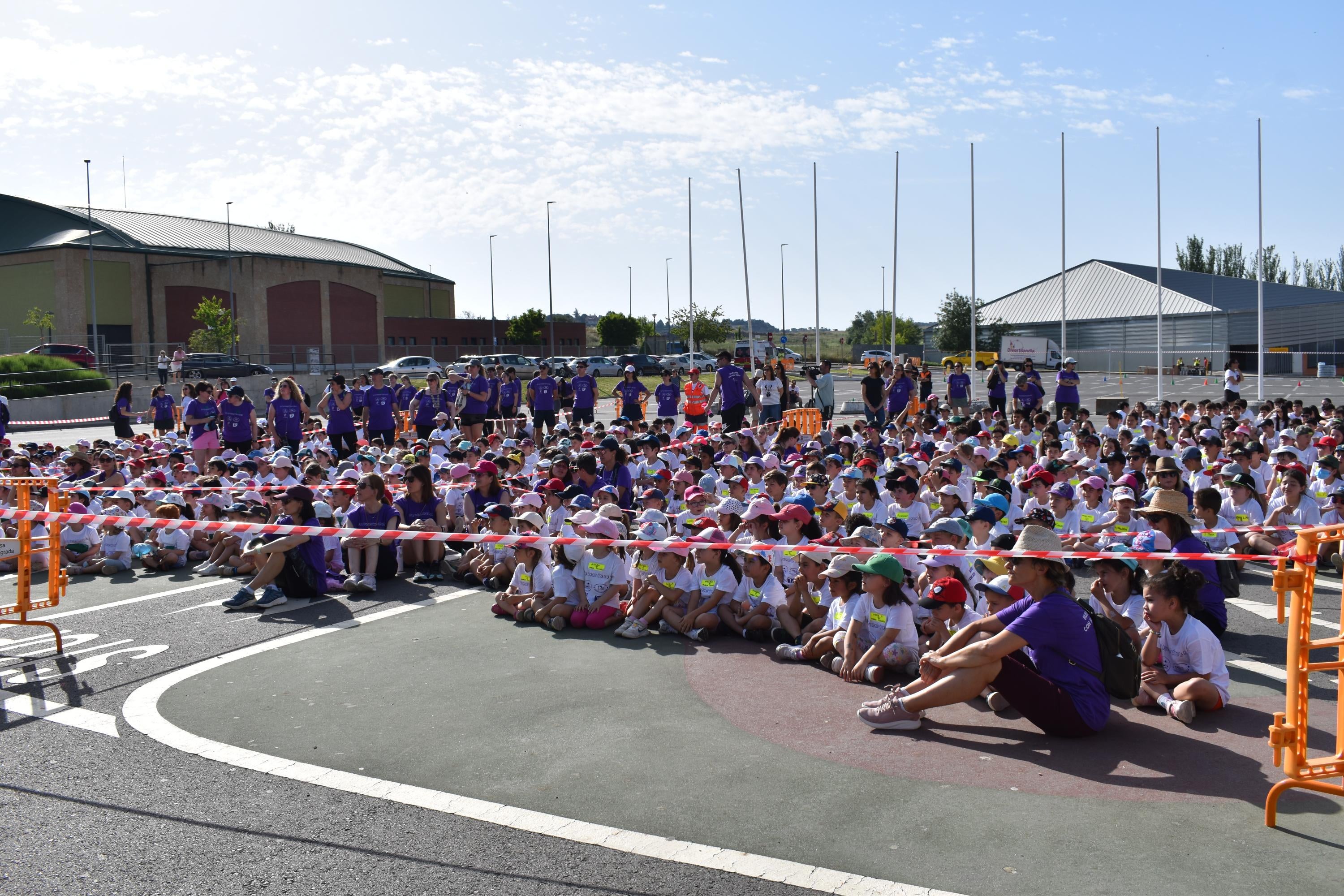 Bailes, solidaridad y convivencia bajo un sol de justicia para celebrar el Día de la Educación Física en la Calle en Carbajosa
