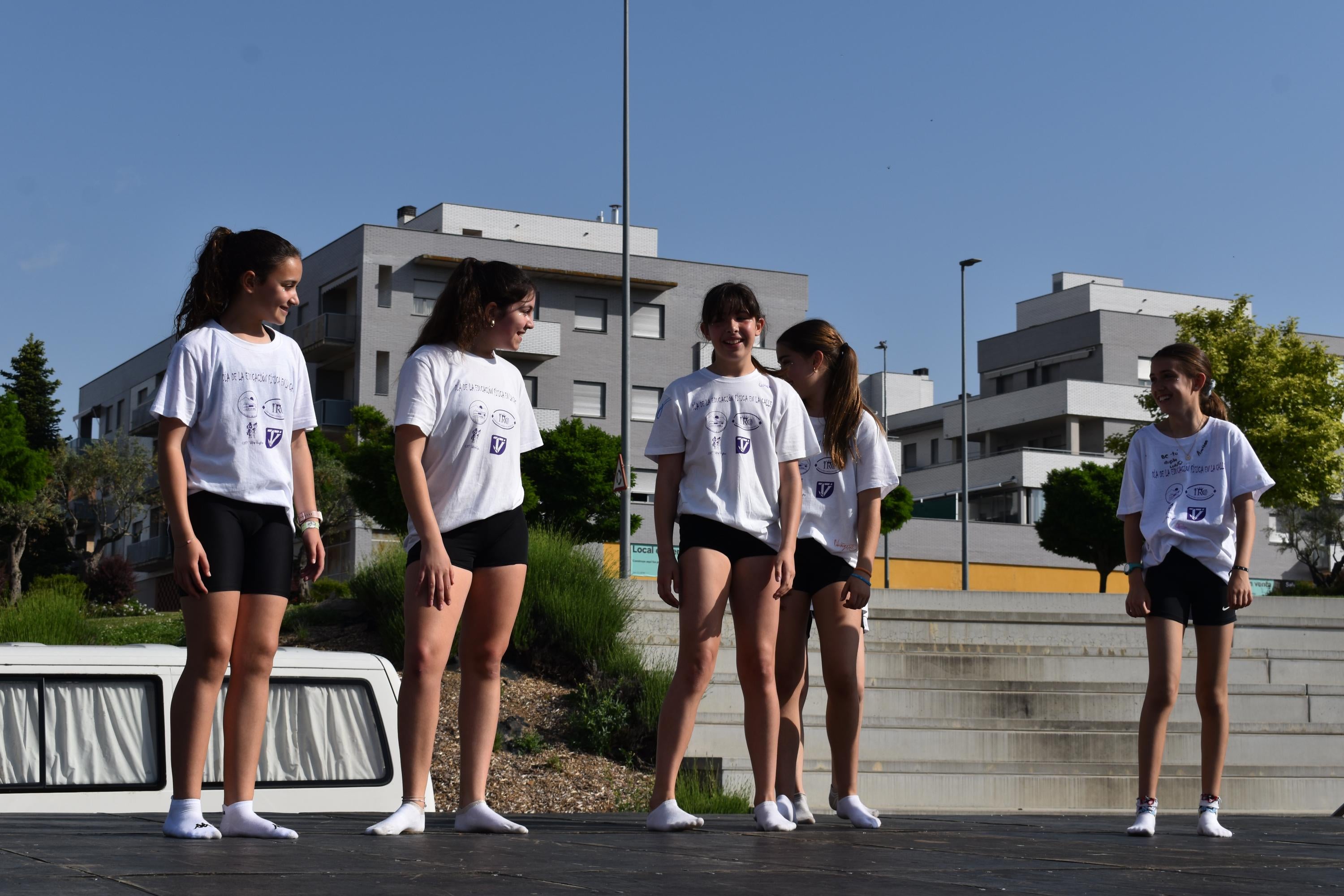 Bailes, solidaridad y convivencia bajo un sol de justicia para celebrar el Día de la Educación Física en la Calle en Carbajosa