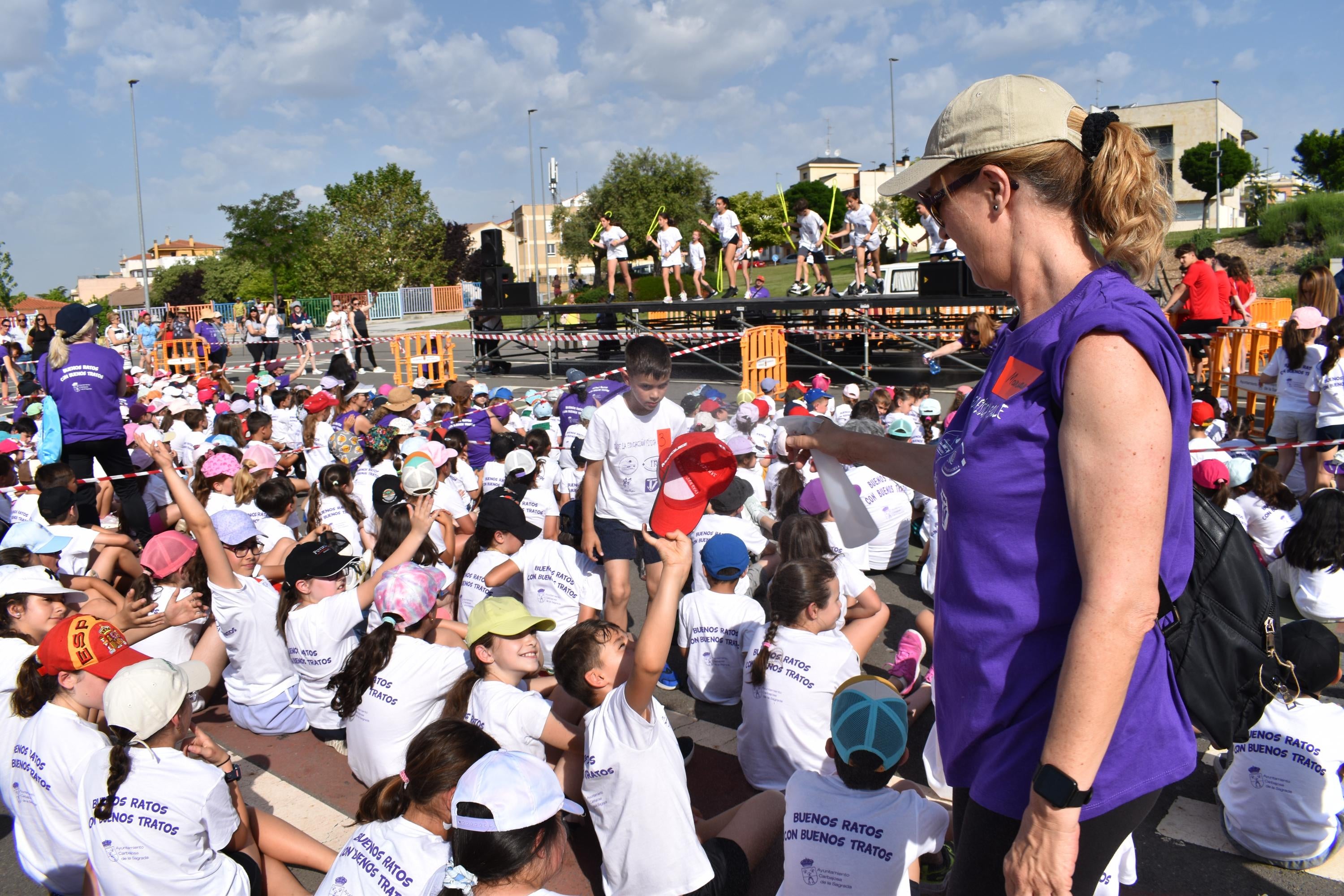 Bailes, solidaridad y convivencia bajo un sol de justicia para celebrar el Día de la Educación Física en la Calle en Carbajosa