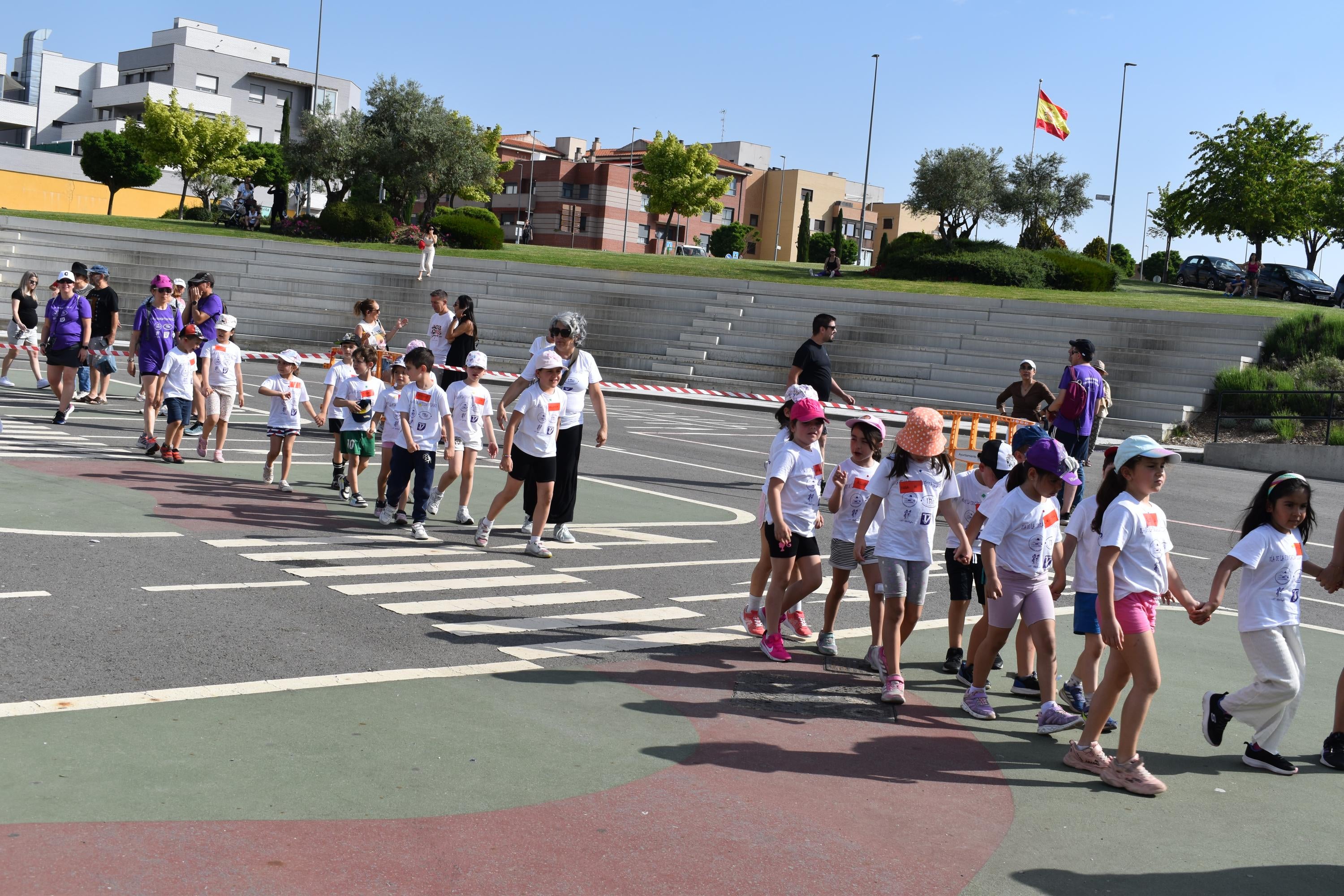 Bailes, solidaridad y convivencia bajo un sol de justicia para celebrar el Día de la Educación Física en la Calle en Carbajosa