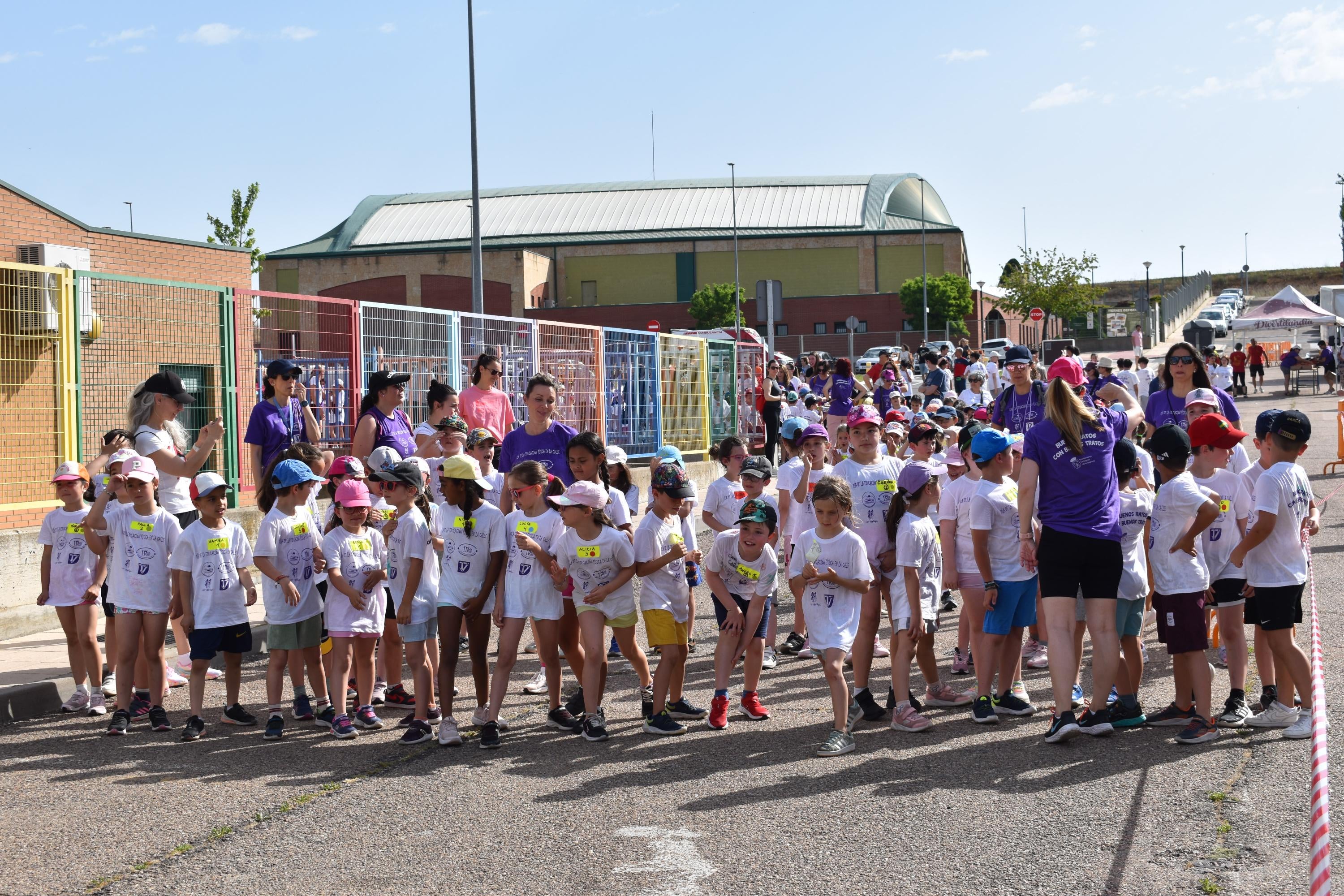 Bailes, solidaridad y convivencia bajo un sol de justicia para celebrar el Día de la Educación Física en la Calle en Carbajosa