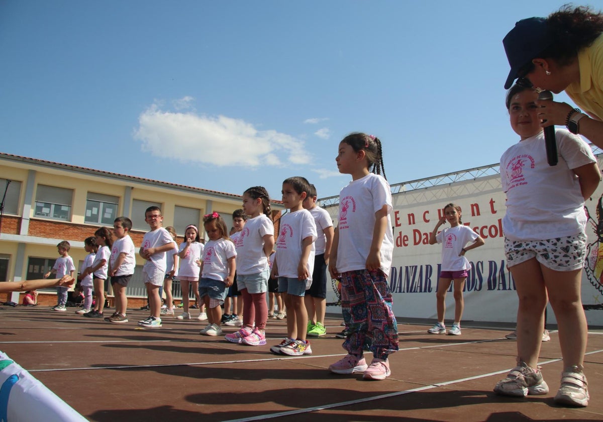 Un baile con mil niños para celebrar el XXV Danzar de los Danzares en Pedrosillo el Ralo