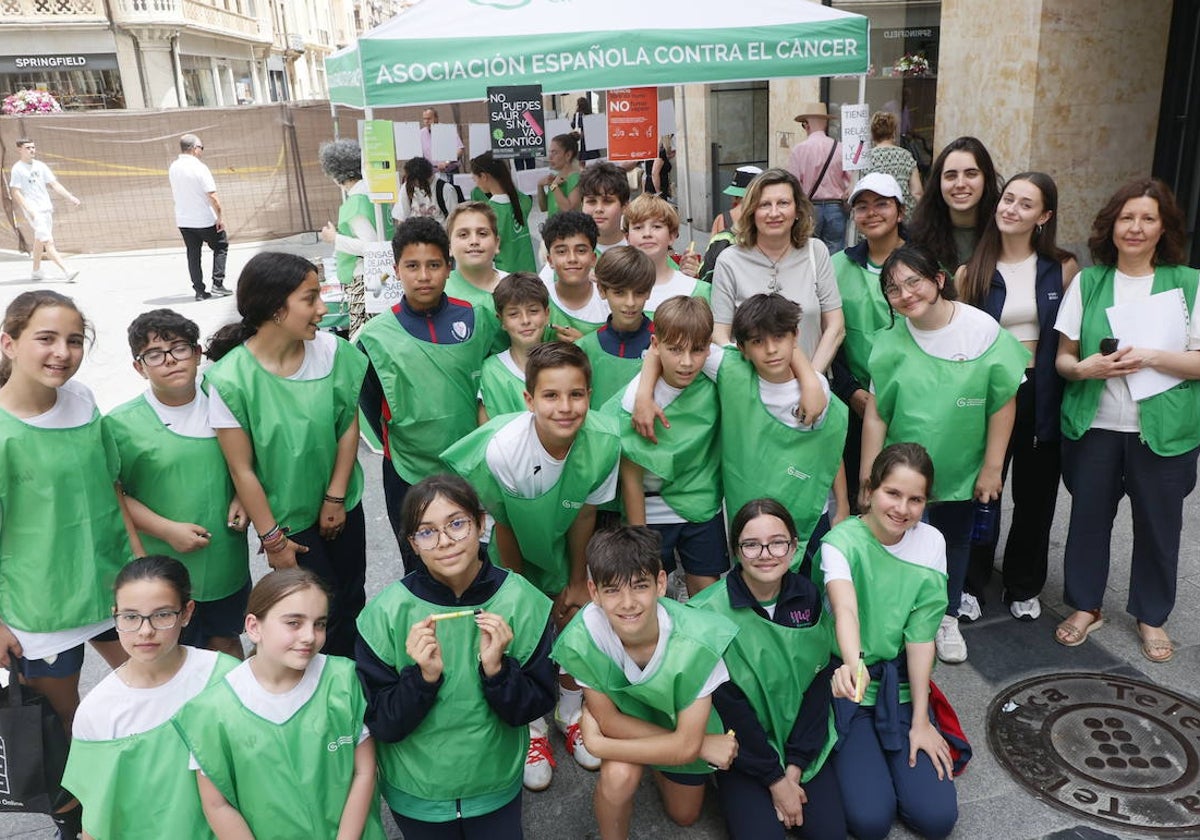 Jóvenes voluntarios -del colegio Misioneras de la Providencia- informaron a los transeúntes en la plaza del Liceo.