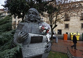 La escultura de Carmen Martín Gaite.