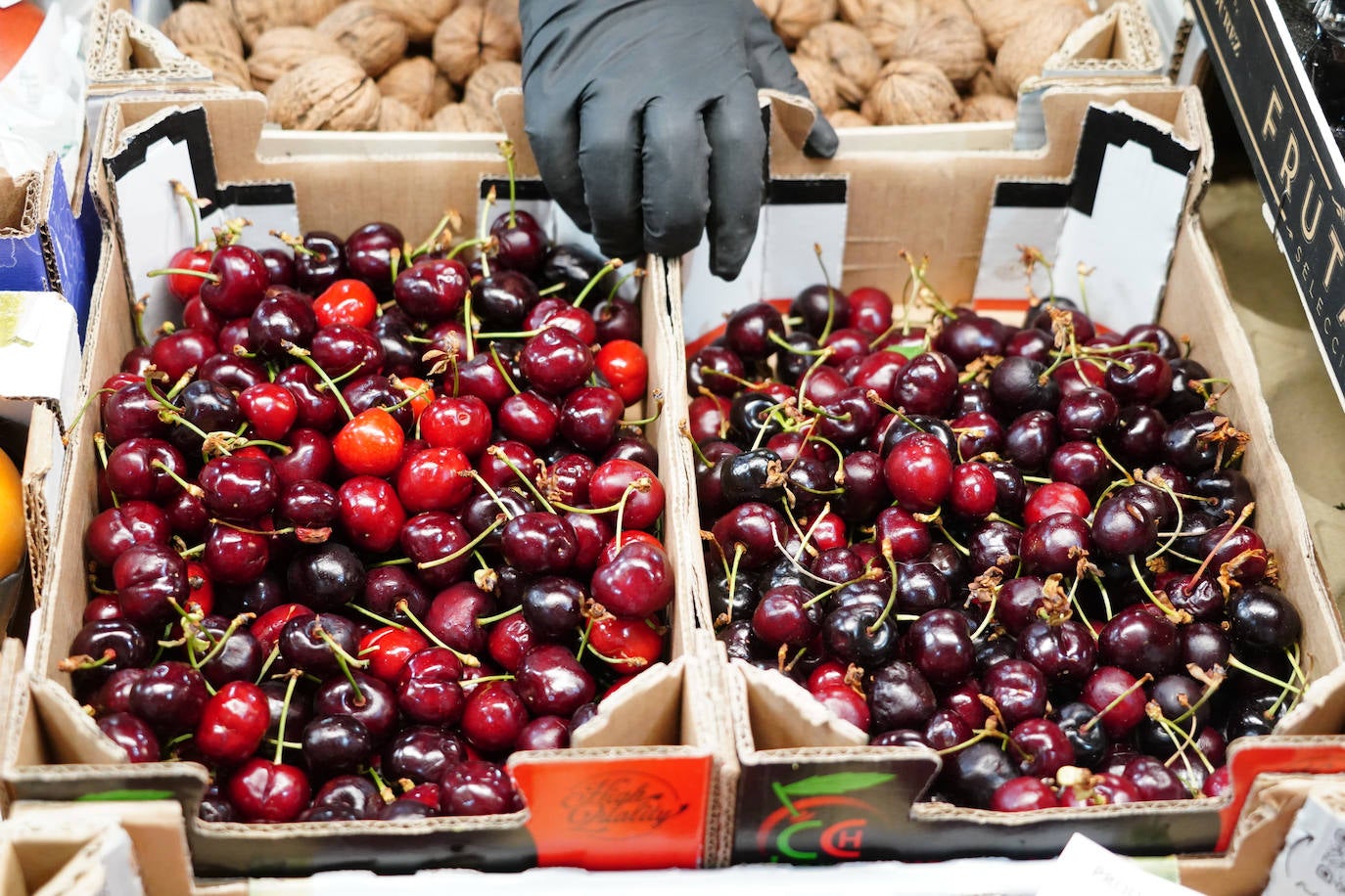 Dos cajas de cerezas expuestas en una frutería del Mercado.