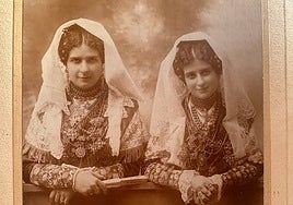 Las dos enigmáticas jóvenes de la fotografía, protagonistas de esta historia.