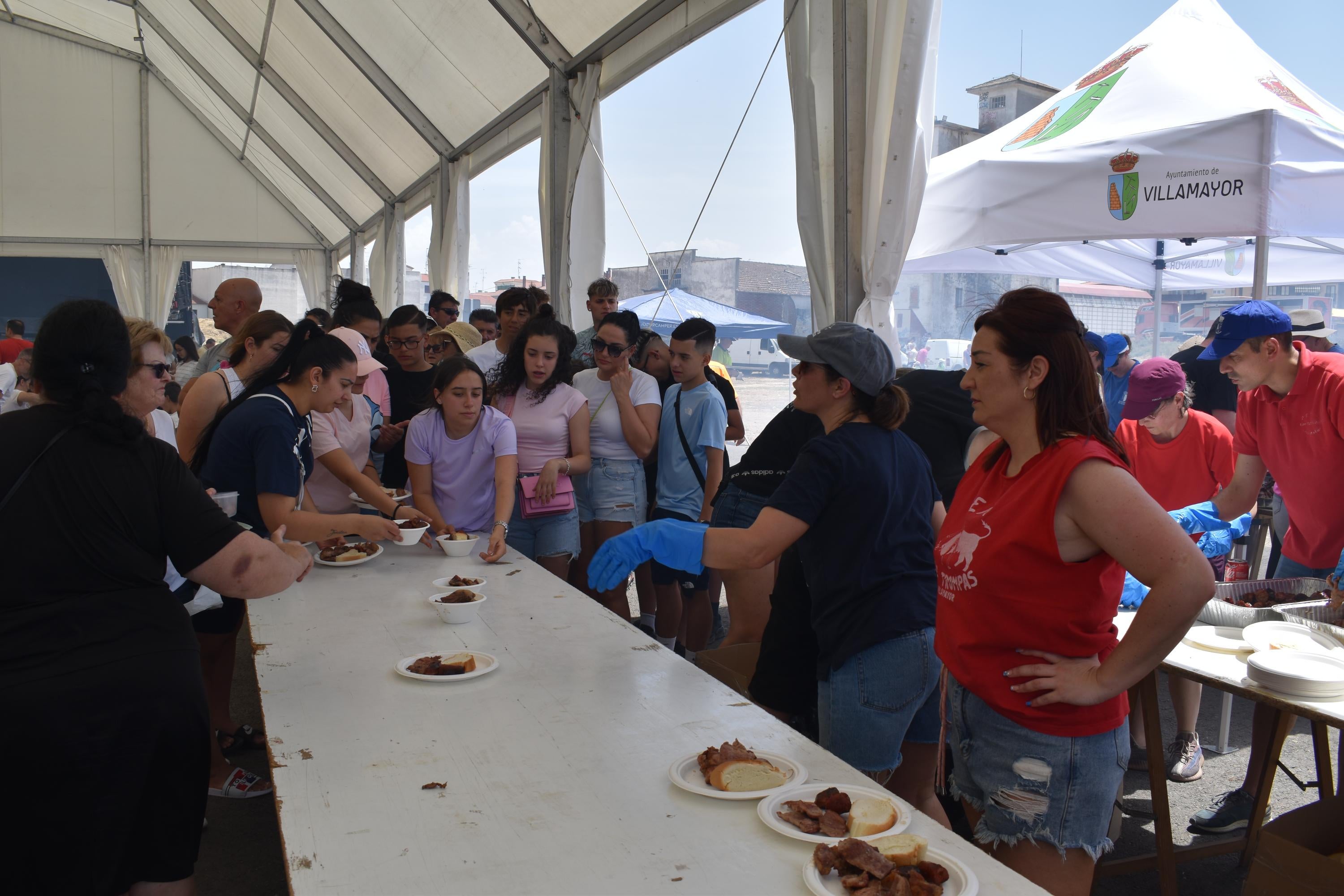 La localidad salmantina que ha repartido 600 kilos de carne gratis en sus fiestas