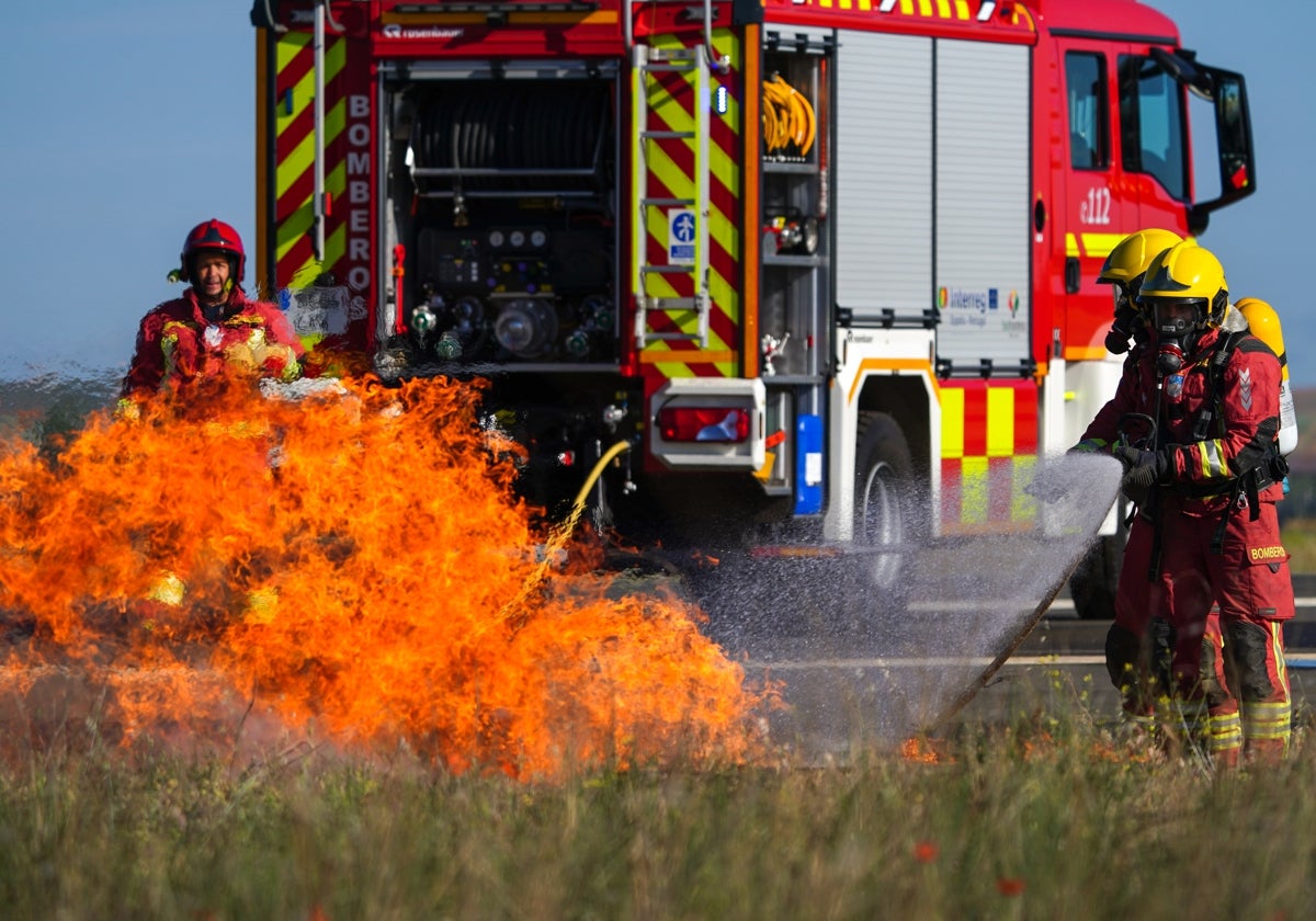 Los Bomberos de la Diputación sofocan un incendio.