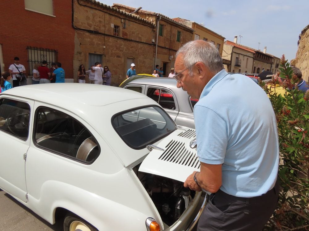 Exposición y ruta de coches clásicos en Aldearrubia: “Lo tengo desde los 18 años y ahora tengo 72”
