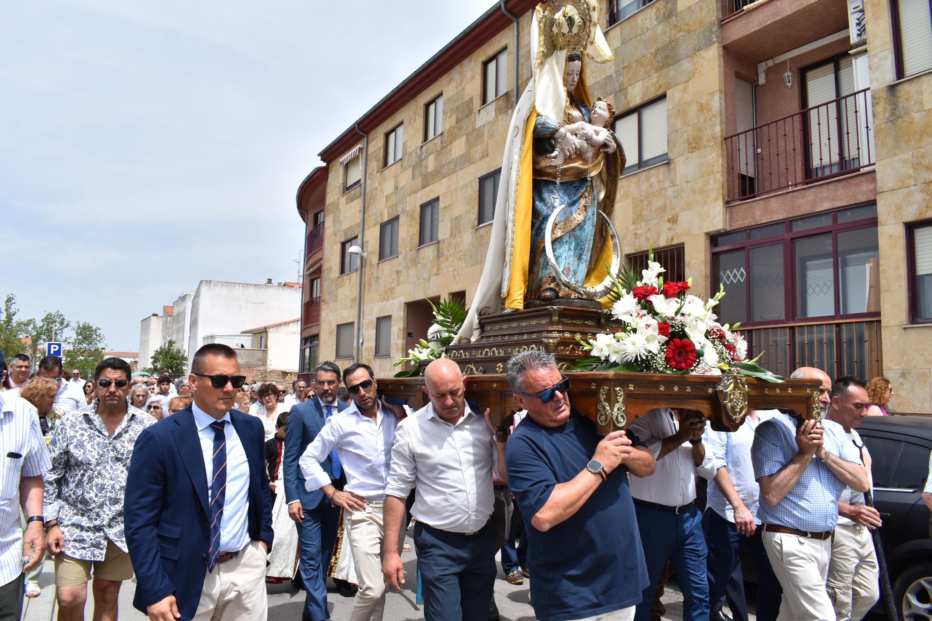 Villamayor rinde honores a la Virgen de los Remedios y disfruta con el humor amarillo