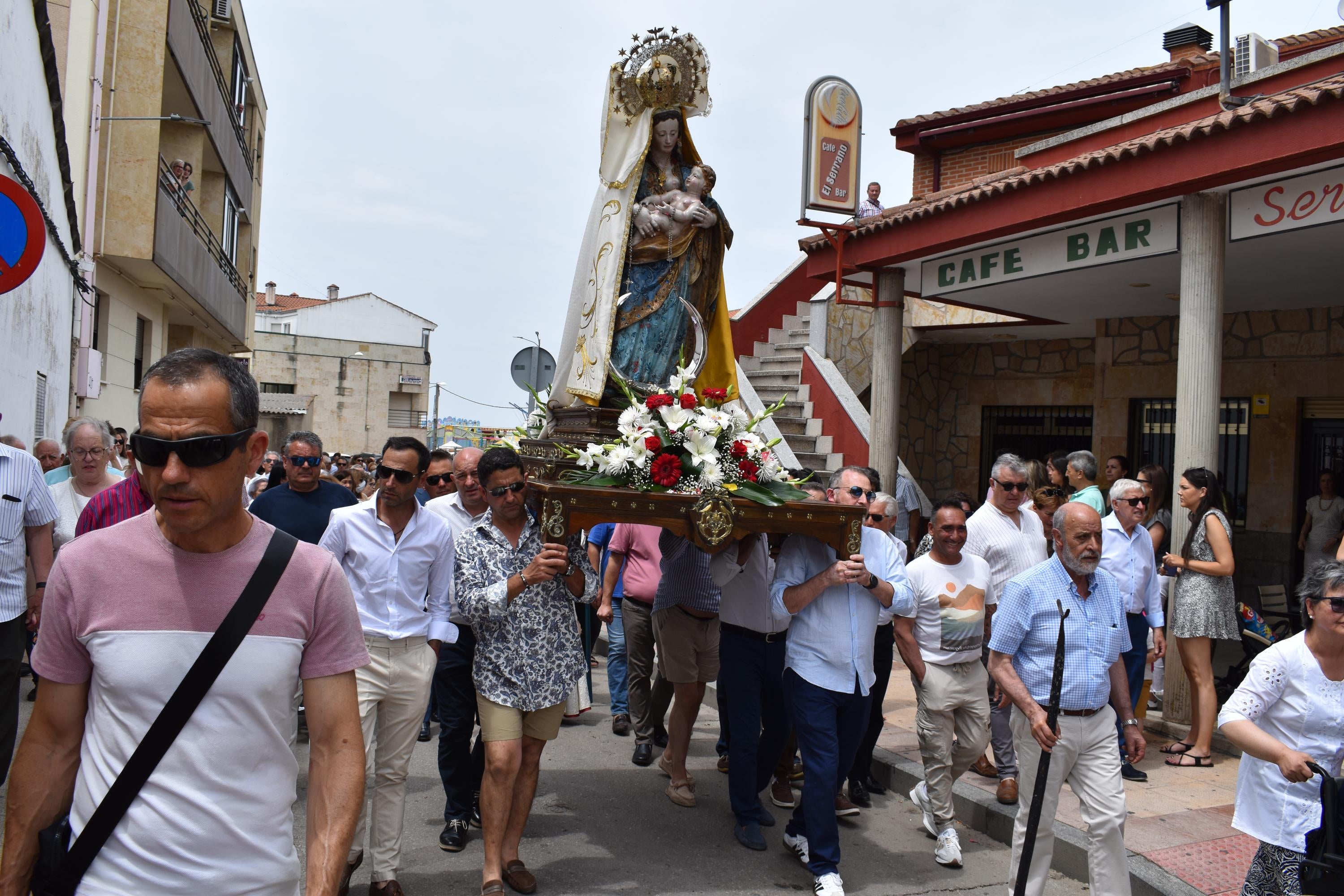 Villamayor rinde honores a la Virgen de los Remedios y disfruta con el humor amarillo