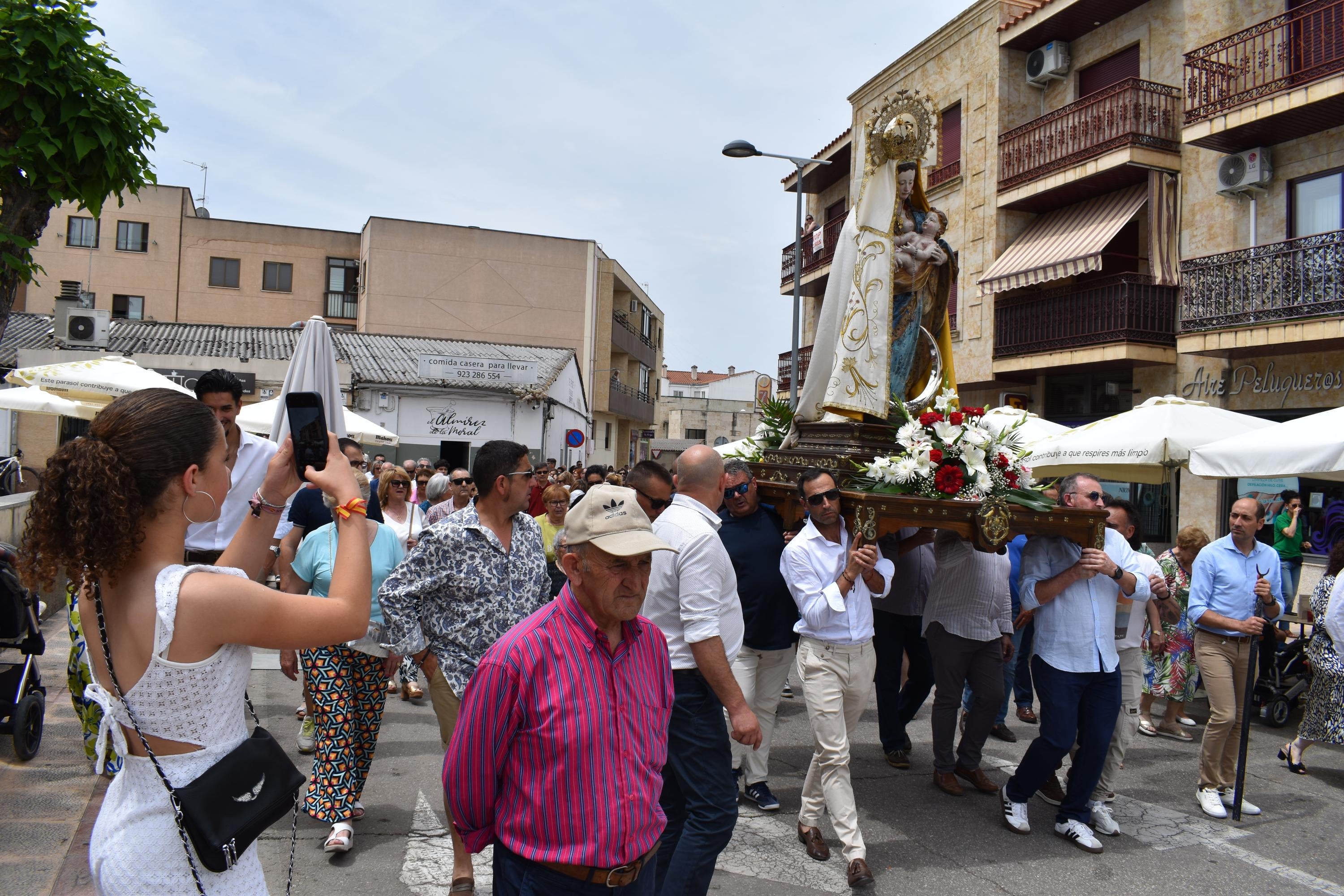 Villamayor rinde honores a la Virgen de los Remedios y disfruta con el humor amarillo