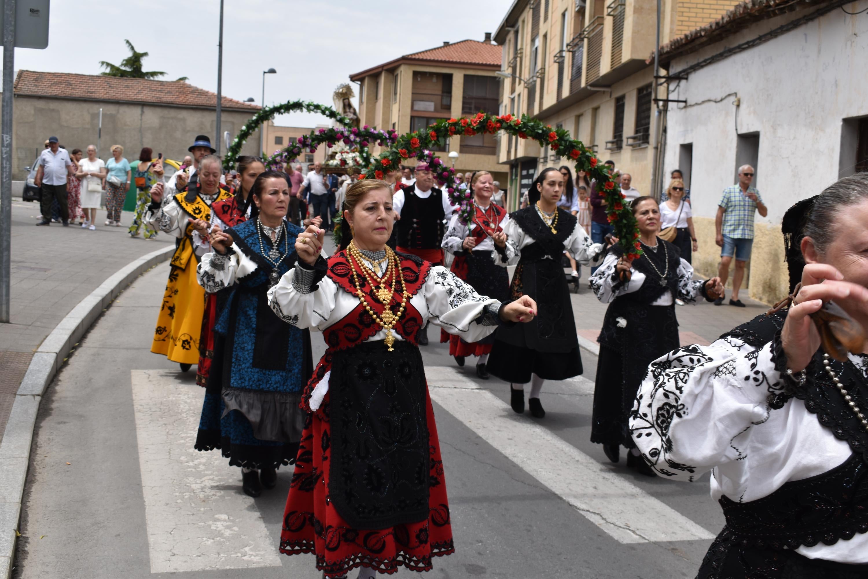 Villamayor rinde honores a la Virgen de los Remedios y disfruta con el humor amarillo