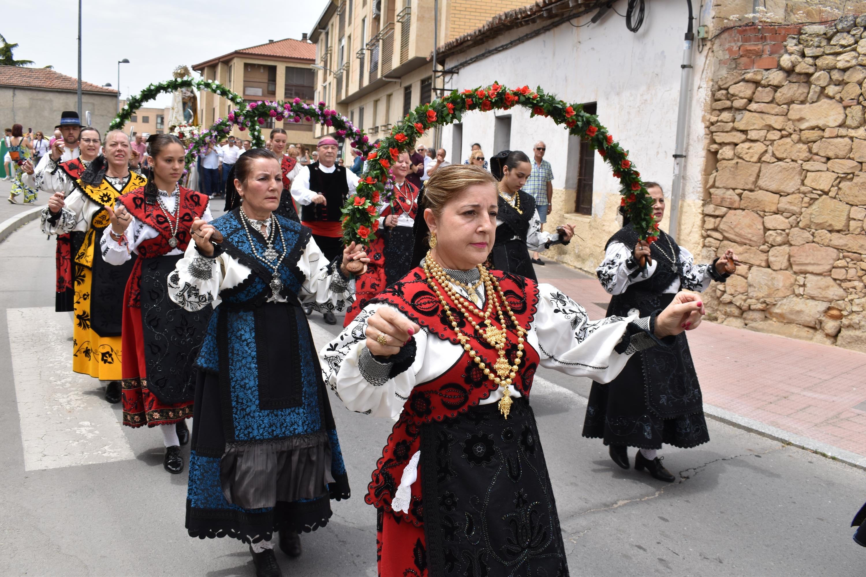 Villamayor rinde honores a la Virgen de los Remedios y disfruta con el humor amarillo