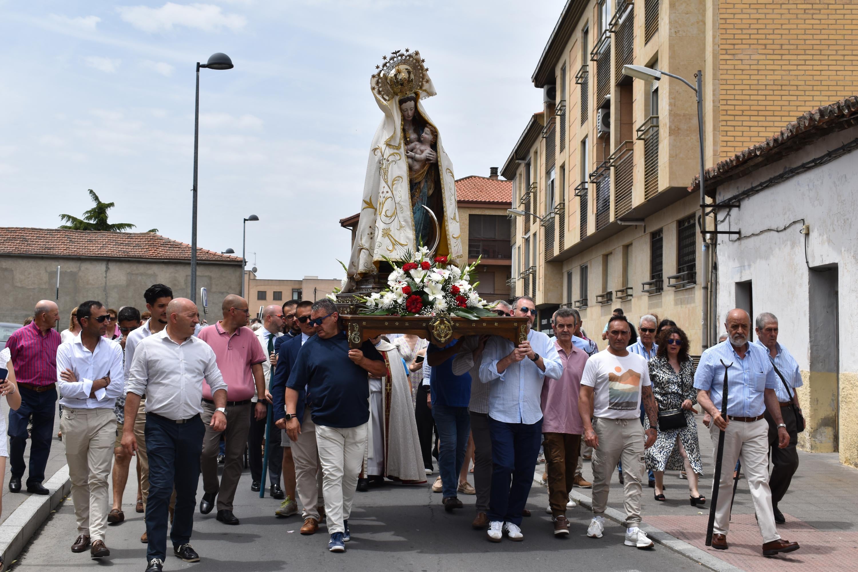 Villamayor rinde honores a la Virgen de los Remedios y disfruta con el humor amarillo