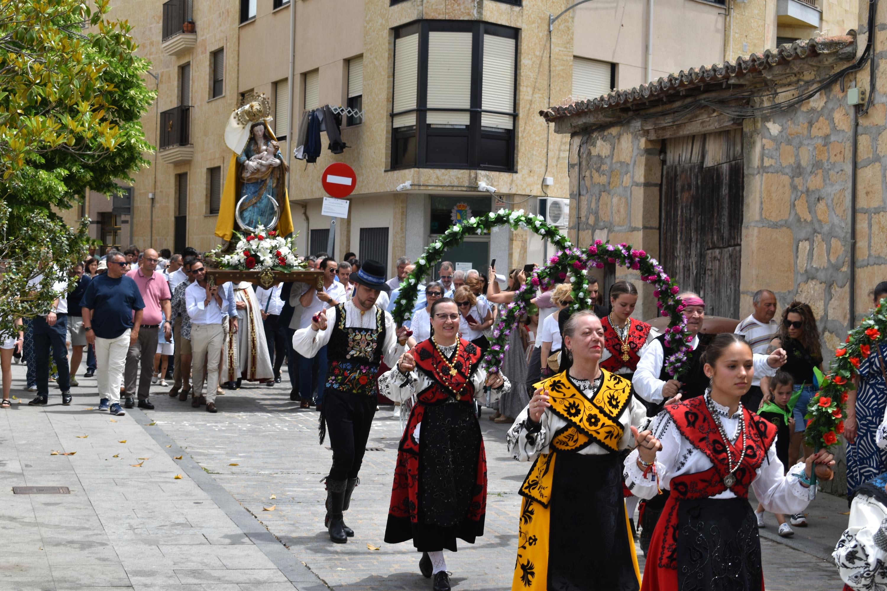Villamayor rinde honores a la Virgen de los Remedios y disfruta con el humor amarillo