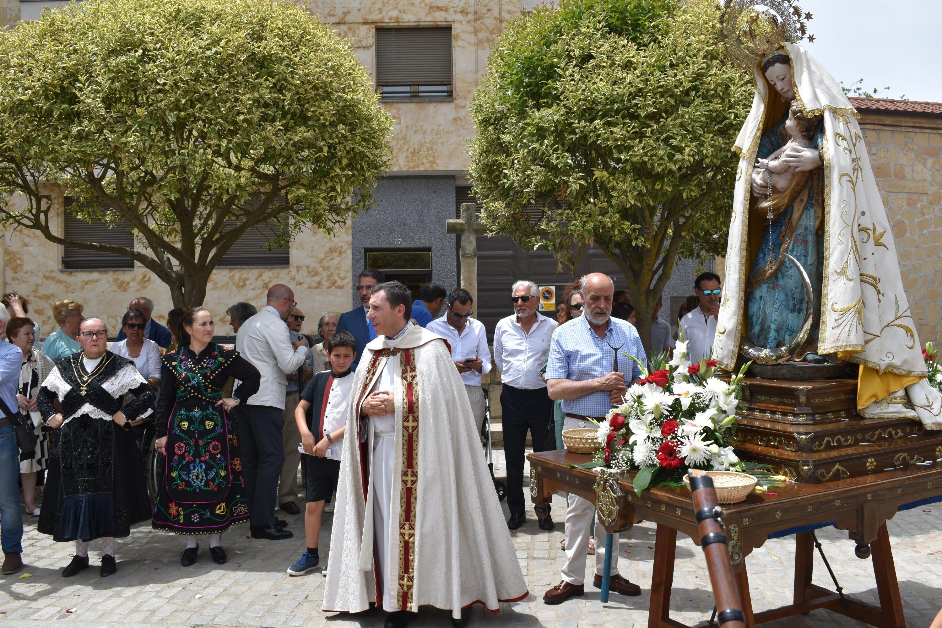 Villamayor rinde honores a la Virgen de los Remedios y disfruta con el humor amarillo
