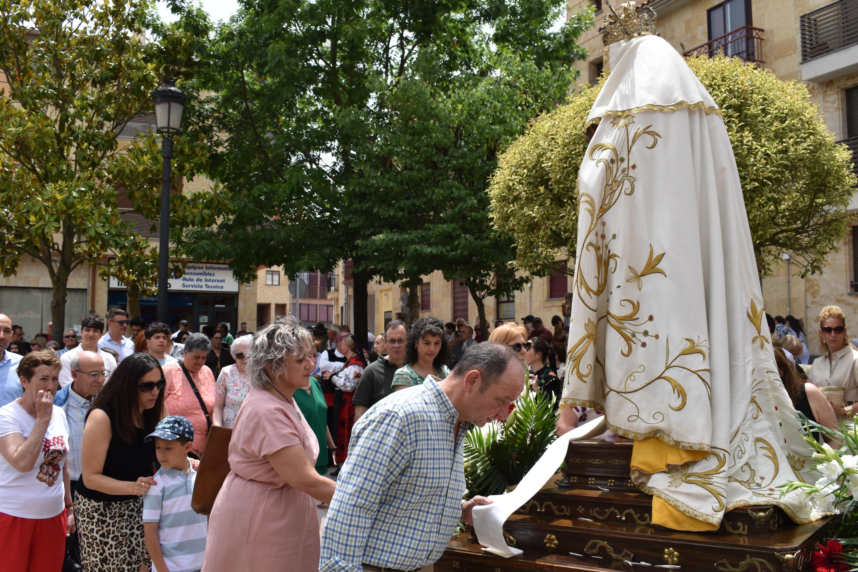 Villamayor rinde honores a la Virgen de los Remedios y disfruta con el humor amarillo
