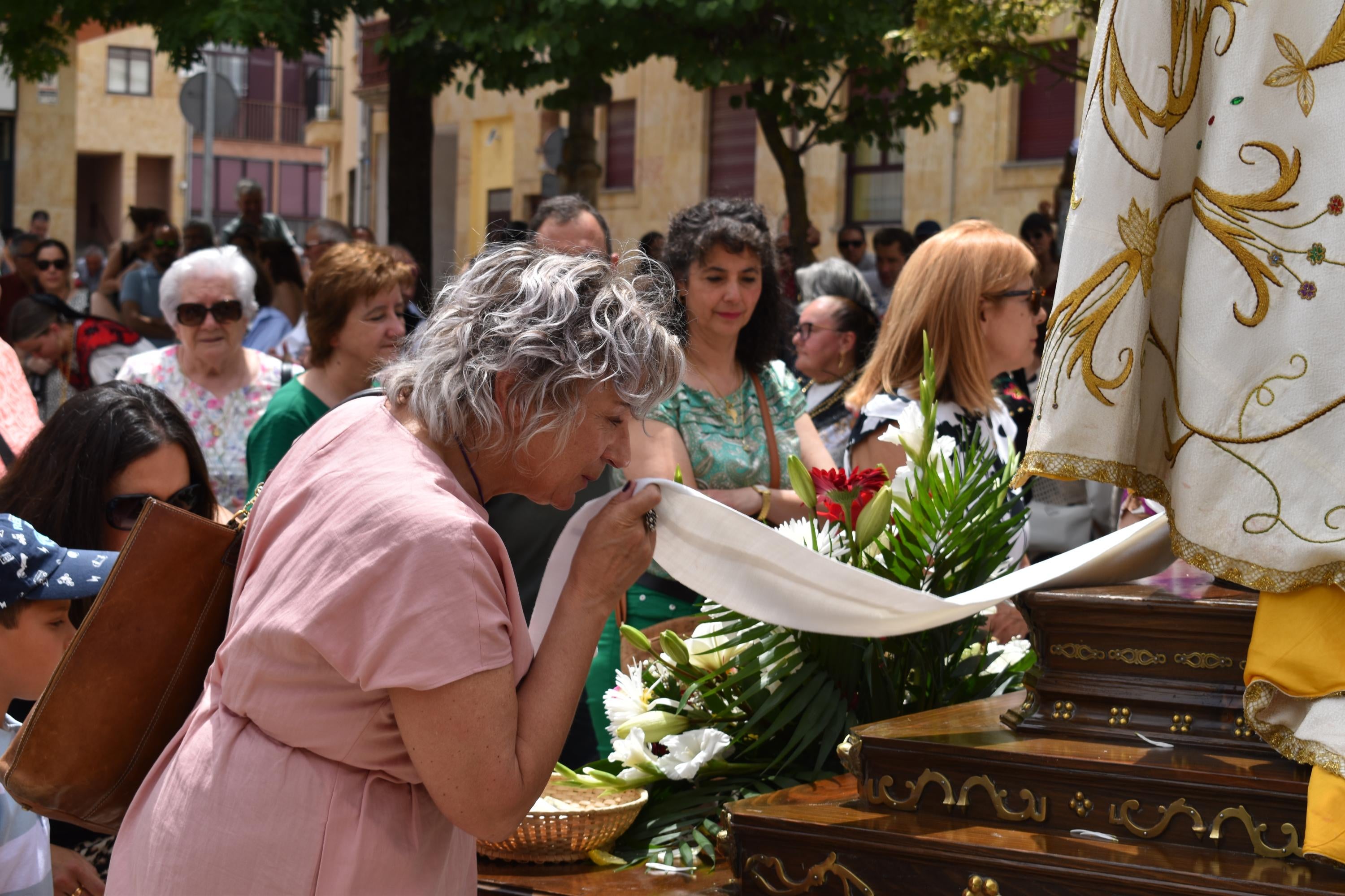 Villamayor rinde honores a la Virgen de los Remedios y disfruta con el humor amarillo