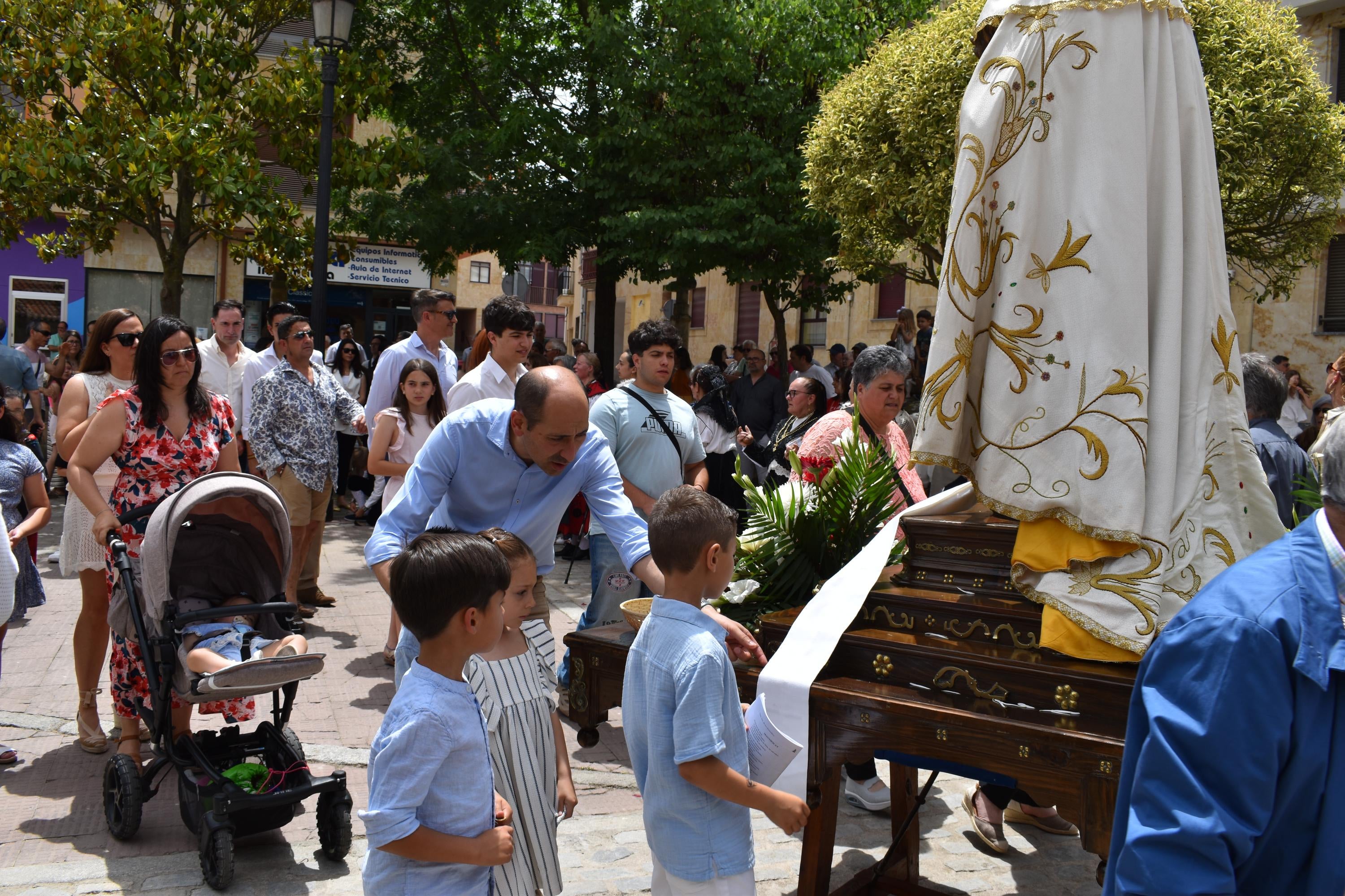 Villamayor rinde honores a la Virgen de los Remedios y disfruta con el humor amarillo