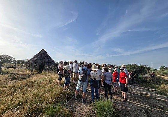Momento de la visita a la Cañada Real en Aldeacipreste, donde se celebrará la trashumancia el día 7 de junio.