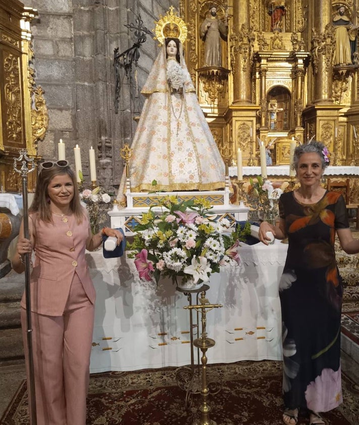 Imagen secundaria 2 - Noelia Sánchez y Marta Laura Zamora, mayordomas de la Virgen.