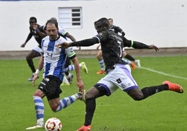 Souley, durante el choque en el Suárez Puerta de Avilés que este próximo curso será estadio de Primera RFEF.