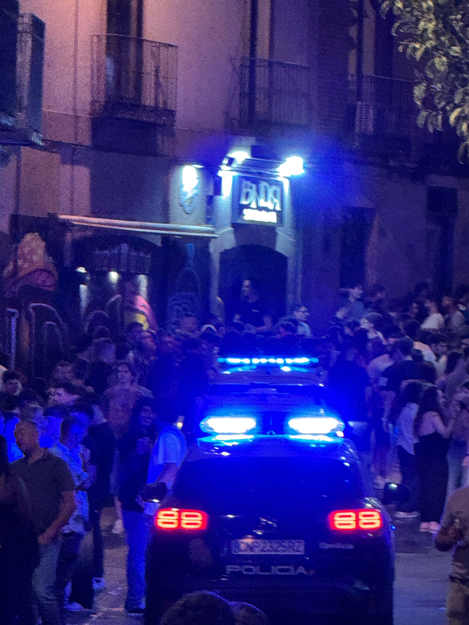 Movilización policial tras una pelea en la calle Varillas durante la madrugada