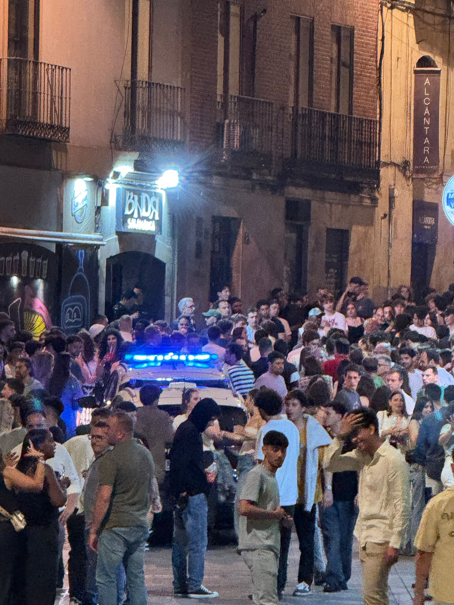 Movilización policial tras una pelea en la calle Varillas durante la madrugada