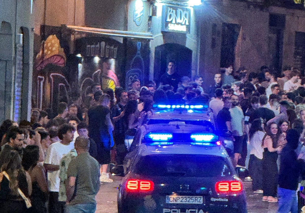Movilización policial tras una pelea en la calle Varillas durante la madrugada