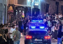 Varias dotaciones de la Policía Nacional en la calle Varillas