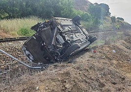 Impactante imagen del vehículo siniestrado, casi en las vías del tren.