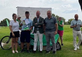 Los ganadores recogiendo sus premios durante la entrega de trofeos y regalos del IV torneo contra el Cáncer.