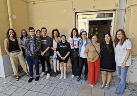 Alumnos con el personal de la residencia.