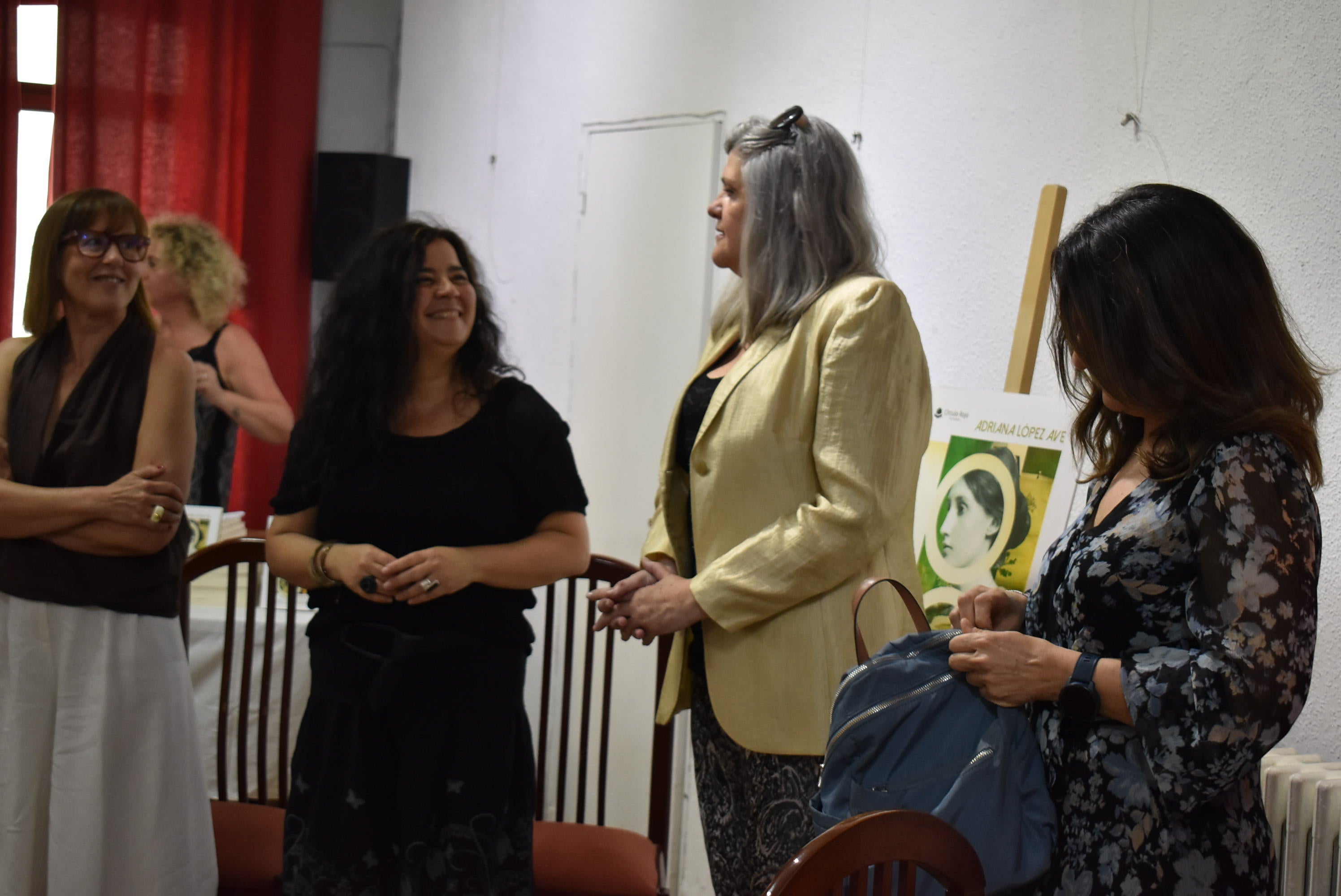 La escritora Adriana López llena el Casino Obrero en la presentación de su libro