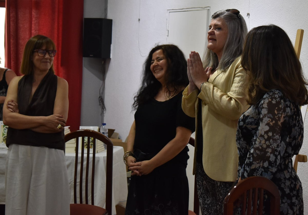 La escritora Adriana López llena el Casino Obrero en la presentación de su libro