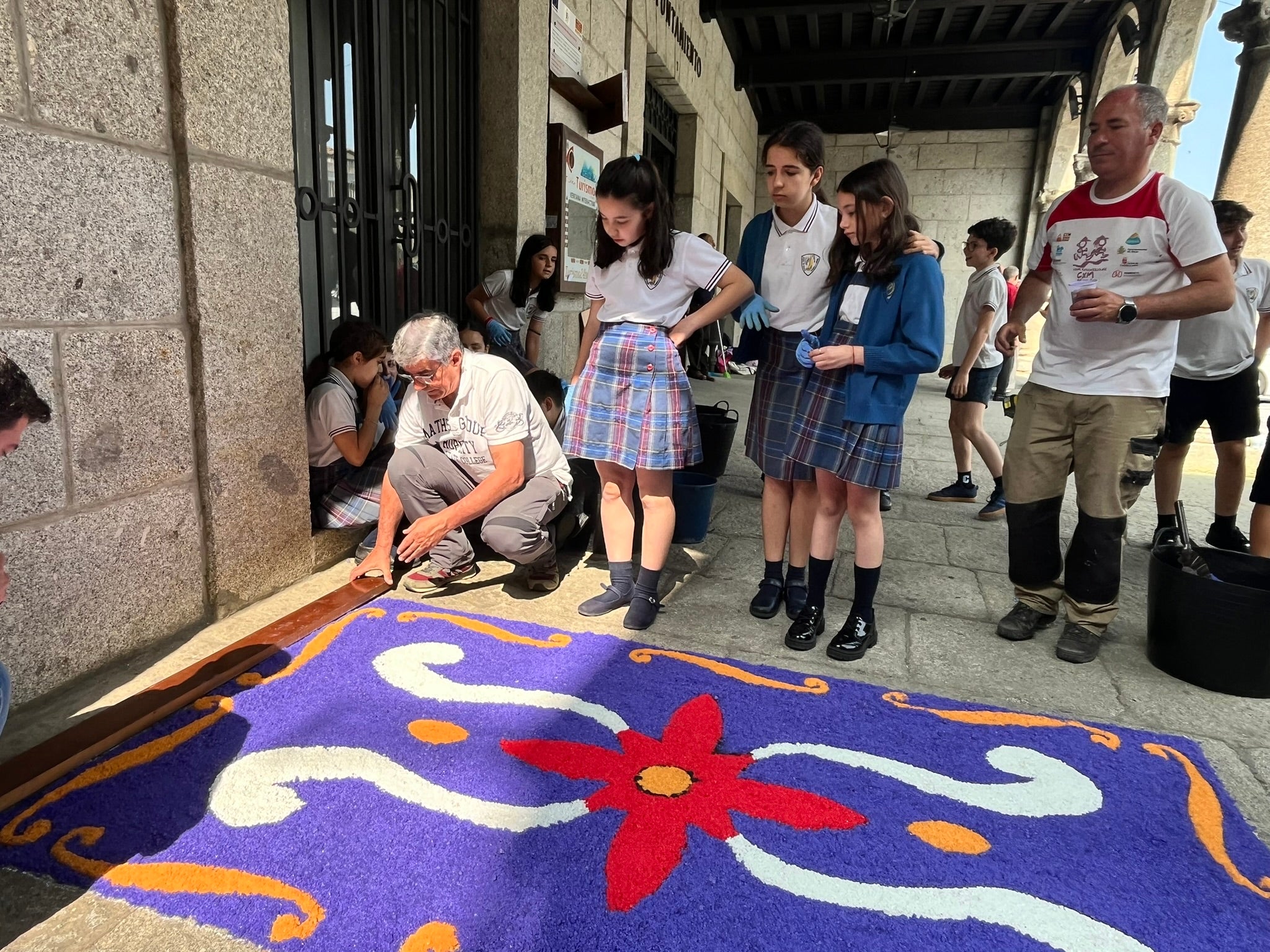 Escolares de Béjar aprenden a realizar alfombras de sal a tres semanas para el Corpus Cristi más internacional