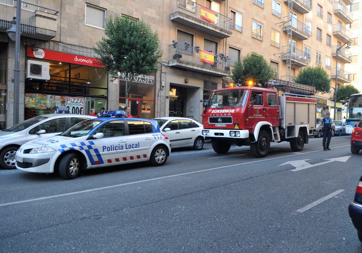 Los Bomberos de Salamanca intervienen para limpiar sendos vertidos de gasoil y cemento de la calzada