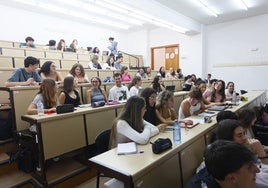 Alumnos en aulas universitarias.