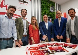 Antonio Flores, secretario de CES; Emilio Checa, secretario de la Cámara de Comercio; Susana de la Vega, responsable de Marketing de Mahou; Jorge Moro, presidente de la Asociación de Hostelería; Ángel Fernández, concejal de Cultura y Antonio Rollán, presidente de CES.
