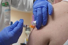 Una enfermera vacuna del sarampión.