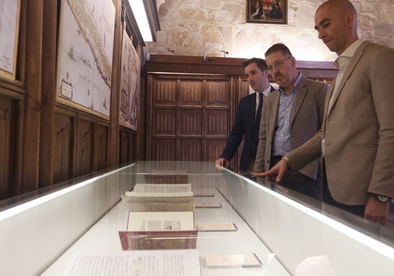 Federico Bueno, Óscar Lilao y Raúl Rivas observan algunos de los facsímiles expuestos.