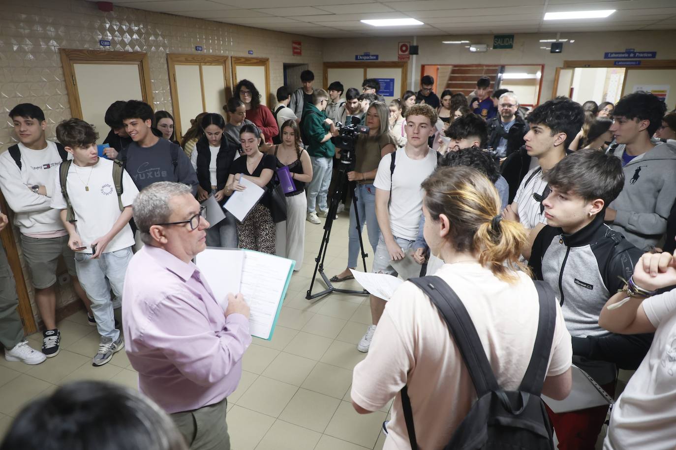 Arranca la PAU en Salamanca: 2.840 estudiantes matriculados en todo el distrito y una mezcla de nervios, ilusión y esfuerzo