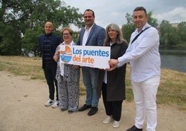 Juan Carlos Bueno, Matilde Olarte, David Mingo, Eva Picado y Pedro Calero, en el paseo fluvial de Santa Marta de Tormes.