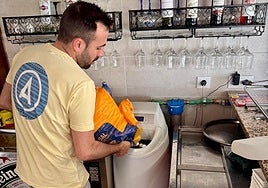 Un vecino de La Vellés poniéndole sal a la descalcificadora.