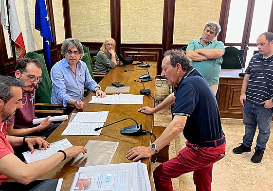 Momento de la firma de los distintos convenios con los representantes de los convenios con colectivos.