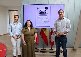 Jesús Manuel Hernández, Ana Pérez y Darío Sánchez, junto al cartel de la FIC 2026.