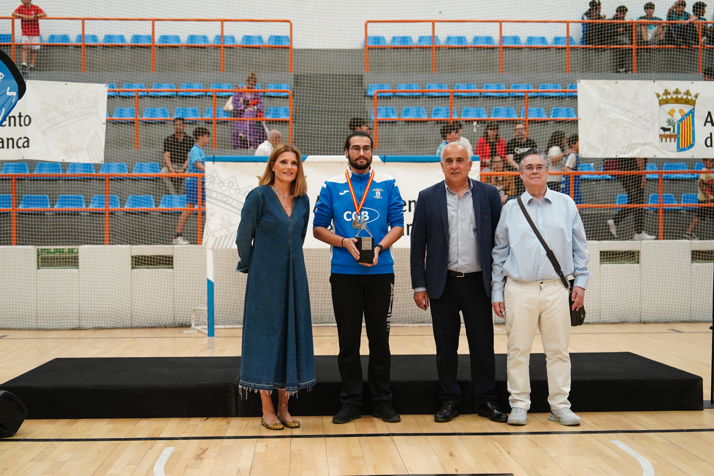 Entrega de trofeos y medallas a los mejores de los Juegos Escolares