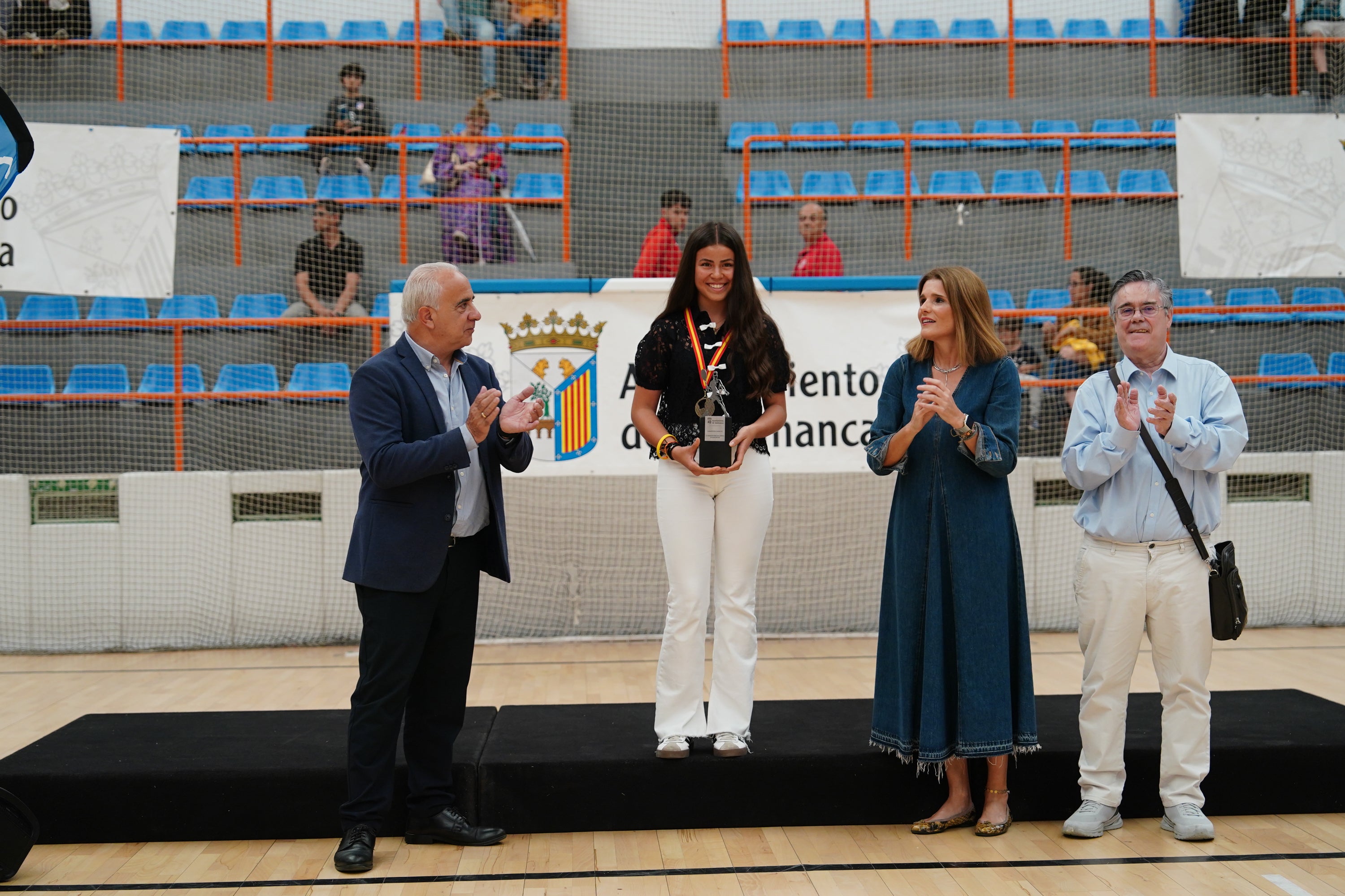 Entrega de trofeos y medallas a los mejores de los Juegos Escolares