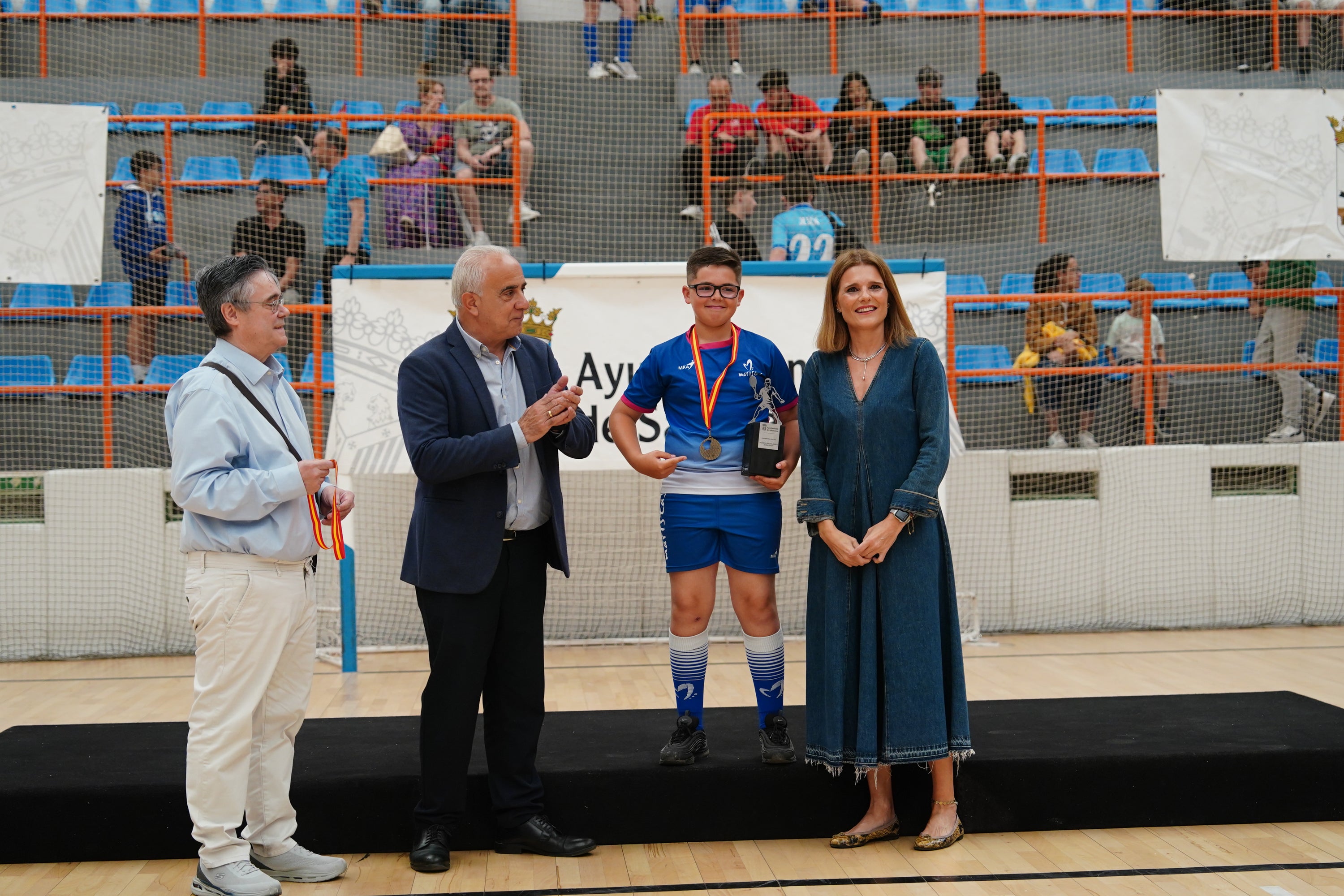 Entrega de trofeos y medallas a los mejores de los Juegos Escolares
